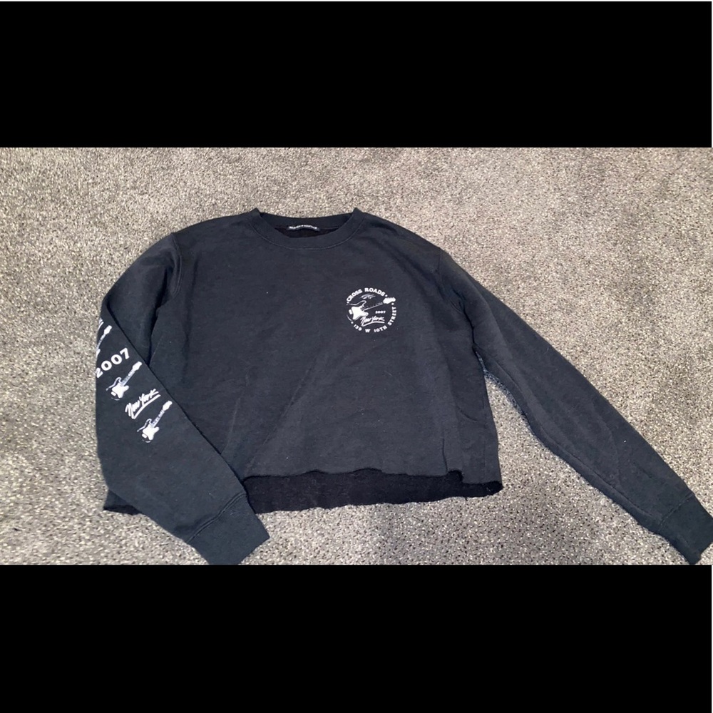 Black crop pullover